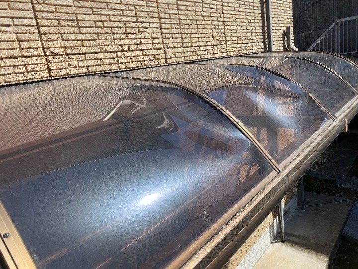 ポリカ屋根の歪みを確認