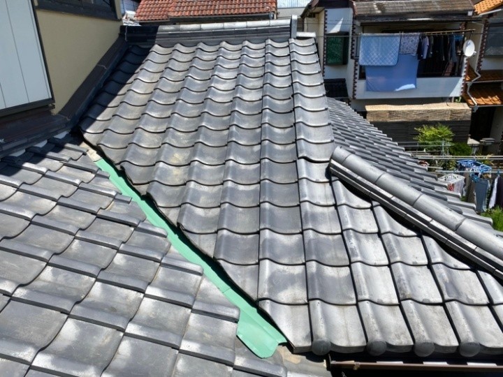 瓦屋根に谷板金交換工事を実施したお住まい