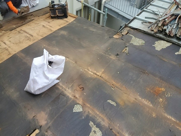 既存屋根材の撤去作業