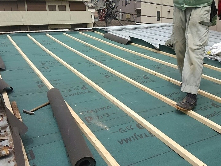 ルーフィング（防水紙）と芯木の施工