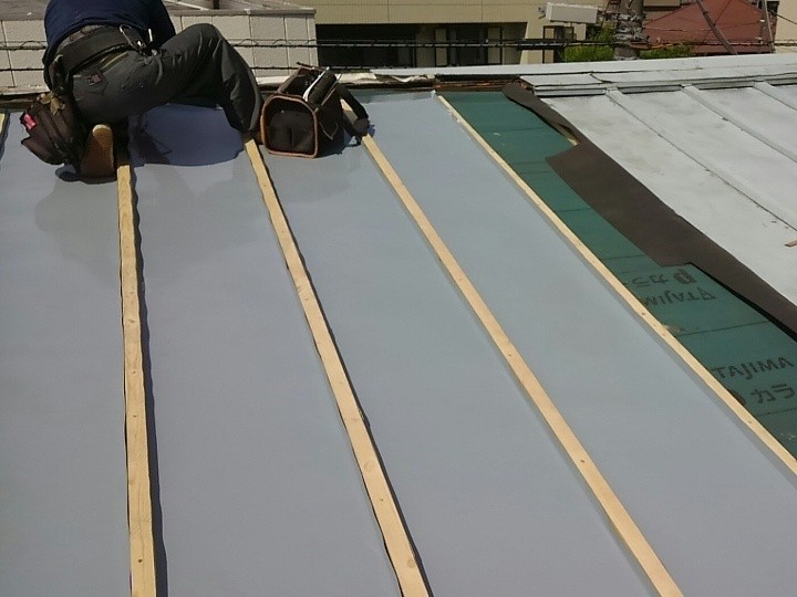 新しい屋根材の葺き上げ