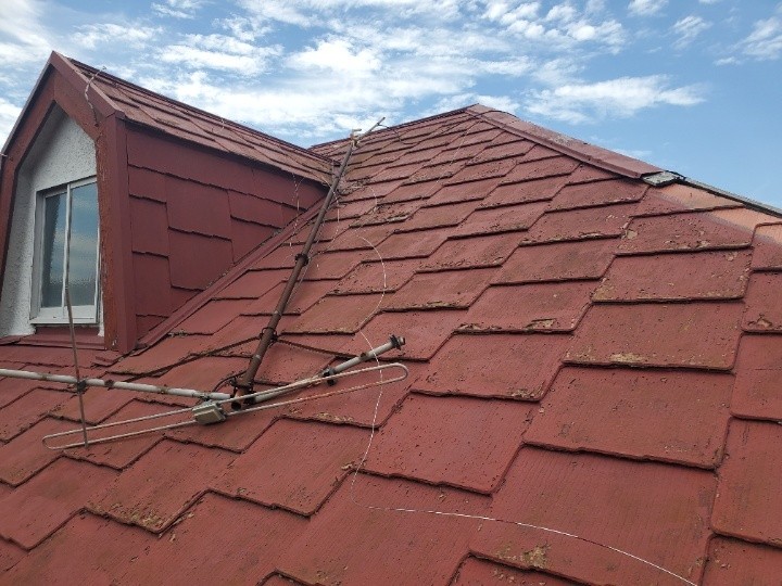 隅棟の板金脱落と屋根材の劣化状況
