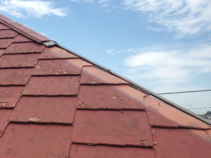 外れた棟板金の跡と露出した下地