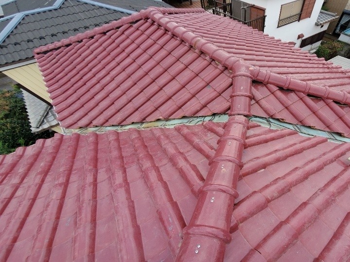 瓦屋根へ「部分葺き直し工事と棟瓦取り直し工事」を同時に施工したお住まい