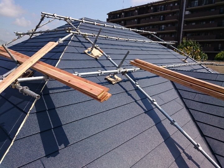 屋根へカバー工法を敷設