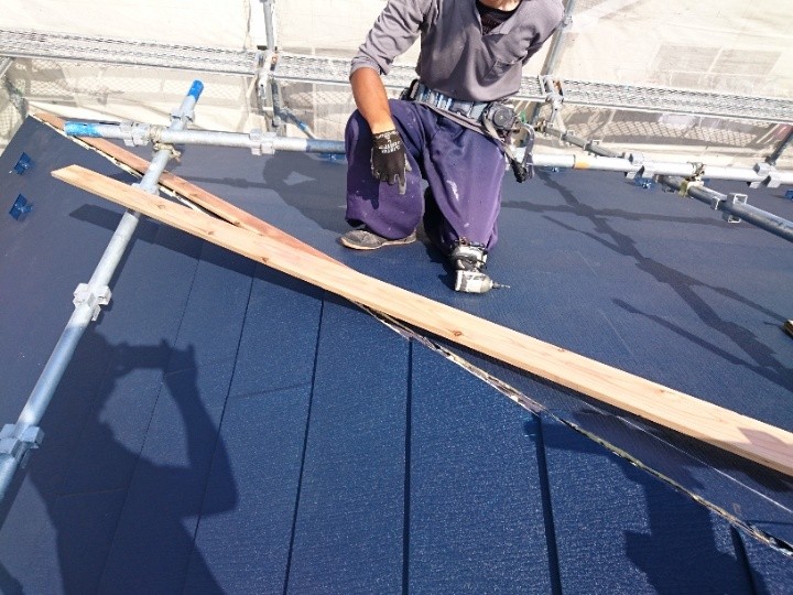 貫板（木材）を設置