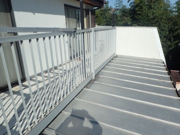 経年劣化した金属瓦棒屋根にガルバリウム鋼板を用いた葺き替え工事を施工