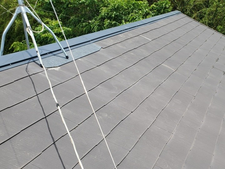 台風被害で破損したスレート屋根に瓦差し替え工事と棟板金交換工事を併せて施工