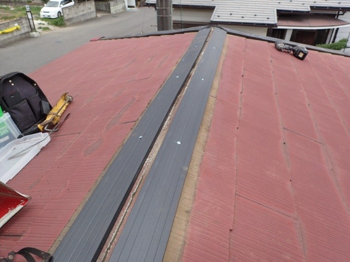 棟板金交換に向けた下地補強（タフモック設置）