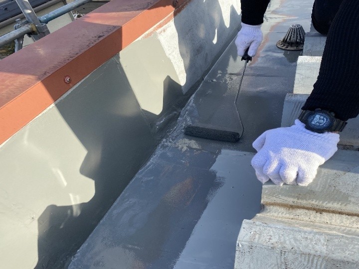 ウレタン防水の仕上げとトップコート保護