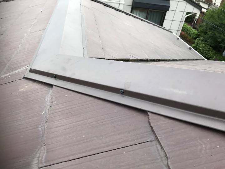 スレート屋根の浮いた棟板金に部分（約5m）交換工事して浮き・変形を解消