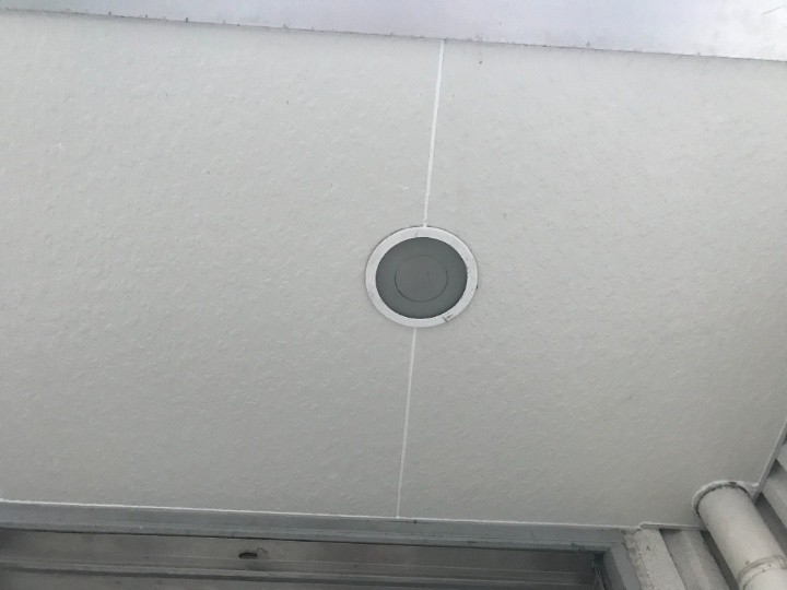 化粧板に穴を開けてダウンライトを取り付け