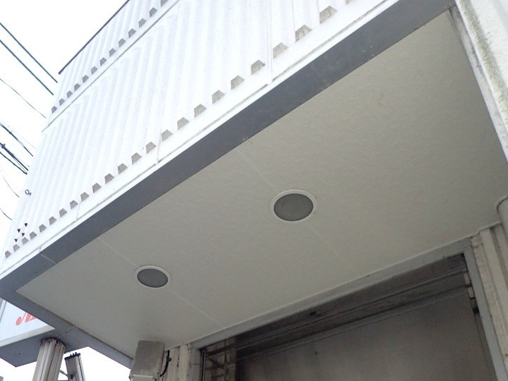 耐水ボードを用いて復旧工事した軒天