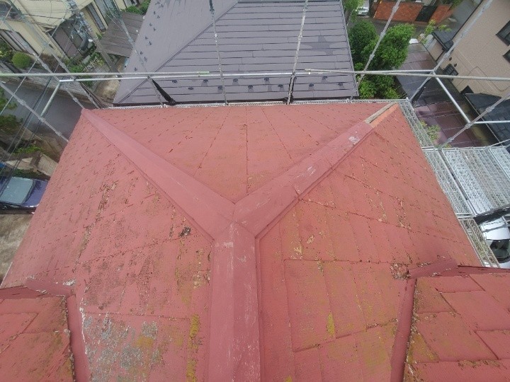 強風被害で飛散した寄棟屋根の隅棟