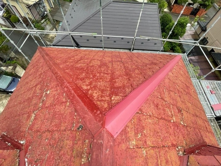 強風被害で飛散した寄棟屋根の隅棟に樹脂製貫板を採用した棟板金交換工事を実施