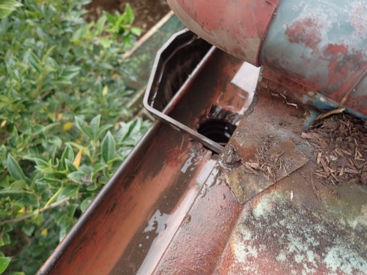 雨漏りと雨樋の詰まりに屋根補修工事と雨樋清掃工事を併せて実施