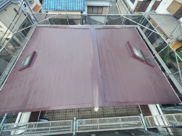 ファインパーフェクトベスト（ニューワイン色）を用いて屋根塗装工事したお住まい