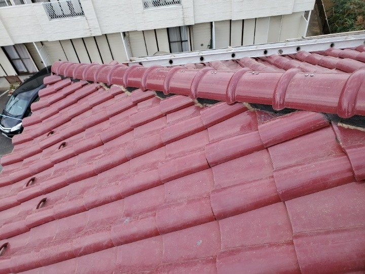 雨漏りした瓦屋根へ「部分葺き直し工事と棟瓦取り直し工事」を併せて施工