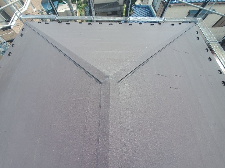 アパートにて台風被害を受けた屋根にスーパーガルテクト(ブラウン)を用いたカバー工法を実施