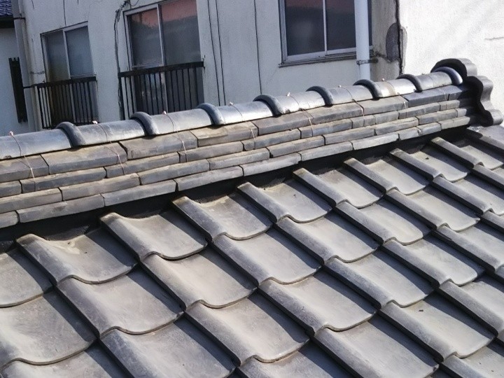 台風被害で漆喰が剥がれてズレた棟瓦に取り直し工事を実施