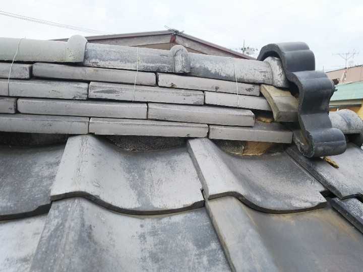 台風被害で漆喰が剥がれてズレた棟瓦