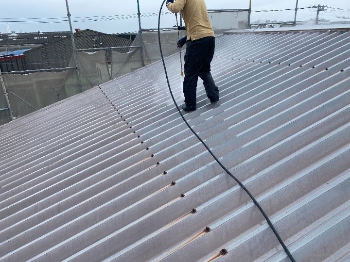 屋根面の下地調整と清掃作業