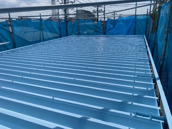 折半屋根へサーモアイSiを用いた屋根塗装工事してサビ対策と遮熱効果を両立