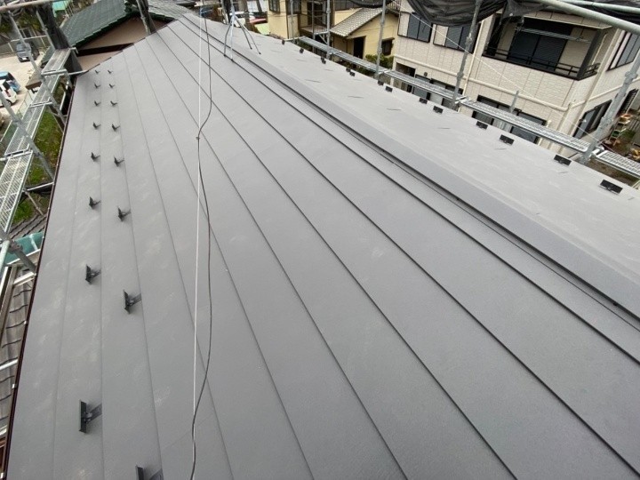 瓦屋根から金属屋根（スーパーガルテクト）へ屋根葺き替え工事を施工