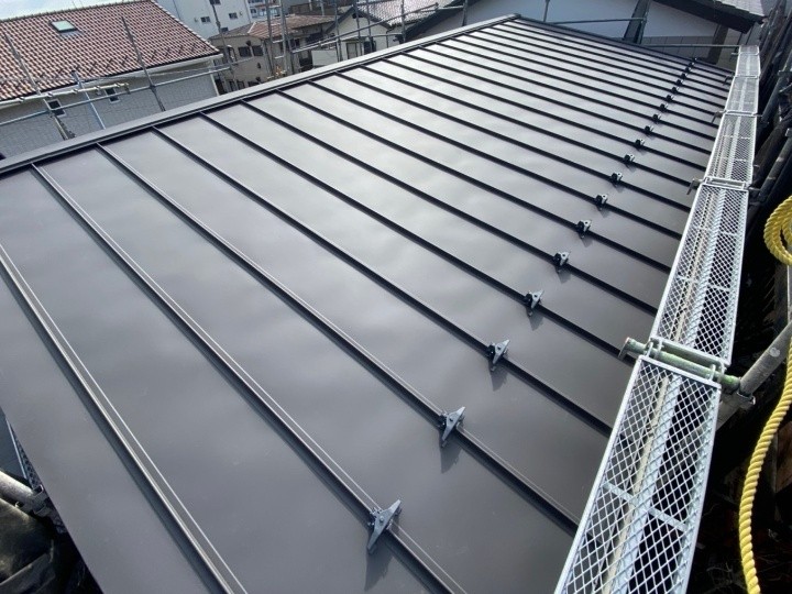 雨漏りしたスレート屋根を立平葺きデコルーフ屋根へカバー工事