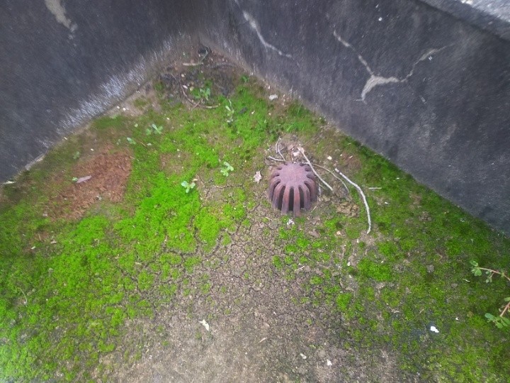 調査写真2：排水口の詰まりと周囲の劣化