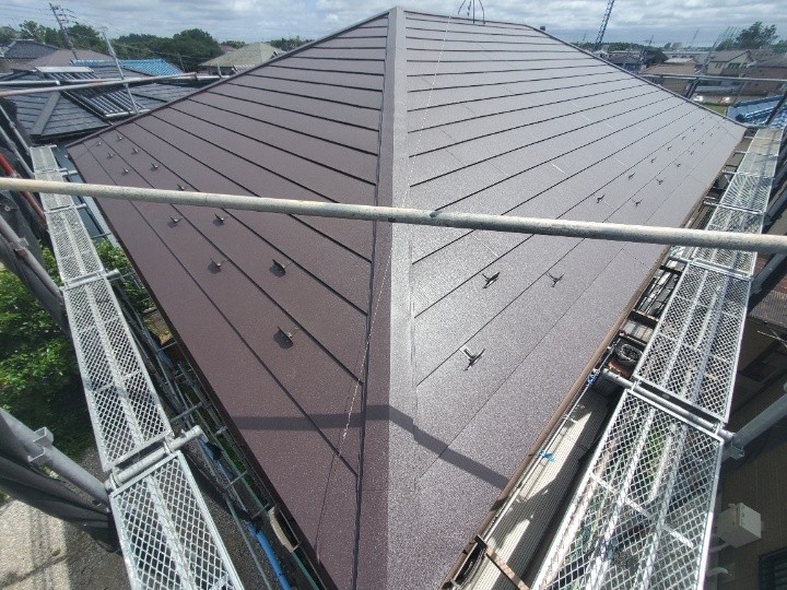 屋根にスーパーガルテクト(ブラウン)を用いたカバー工法を実施したアパート