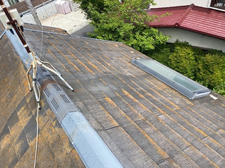 天窓周辺から雨漏りした屋根
