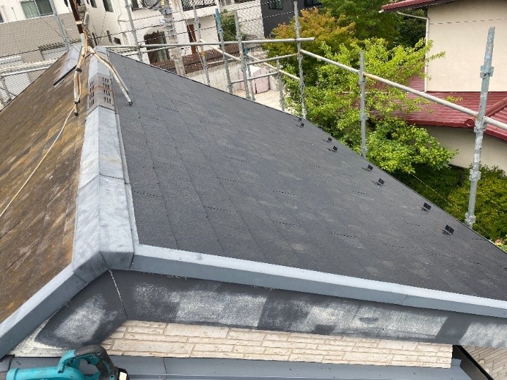 天窓周辺から雨漏りした屋根にコロニアルクアッドを用いて屋根葺き替え工事