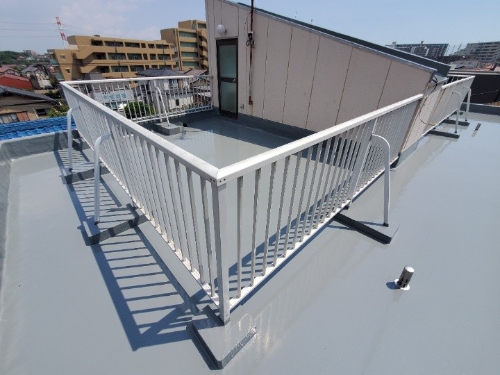 築30年の防水劣化した陸屋根にウレタン塗膜防水通気緩衝工法を実施