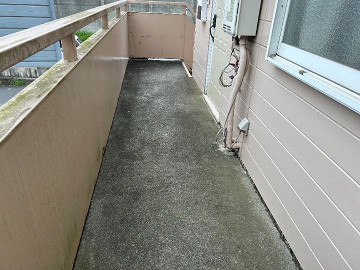 工事前のアパート共用の通路と階段