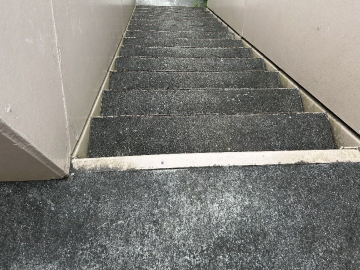 階段踏面の摩耗と汚れの蓄積