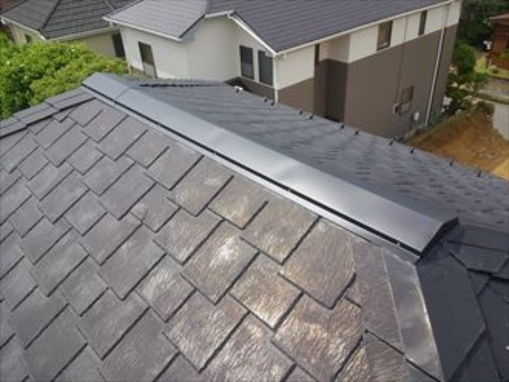 雨漏りした屋根に「霧除け屋根カバー工事＋棟板金交換工事」を行い漏水対策