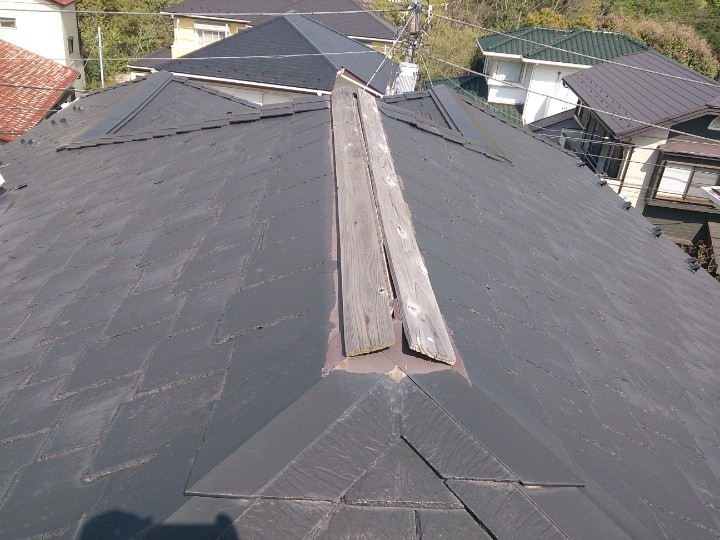 棟板金の飛散と下地（貫板）の露出
