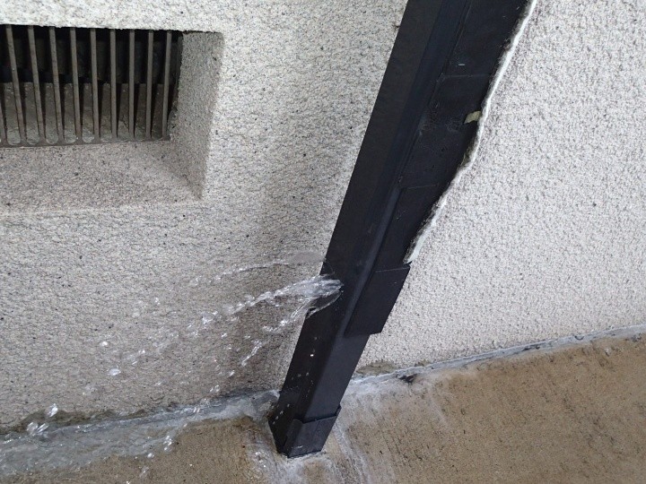 開口部から勢いよく排水が噴き出す状態