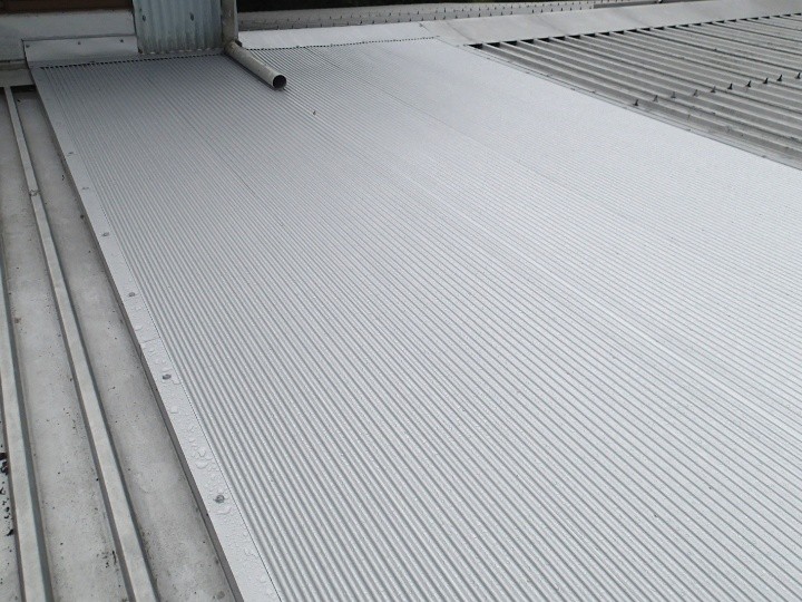 雨漏りしたトタン屋根にガルバリウム波板を用いた部分カバー工事を行い再発防止