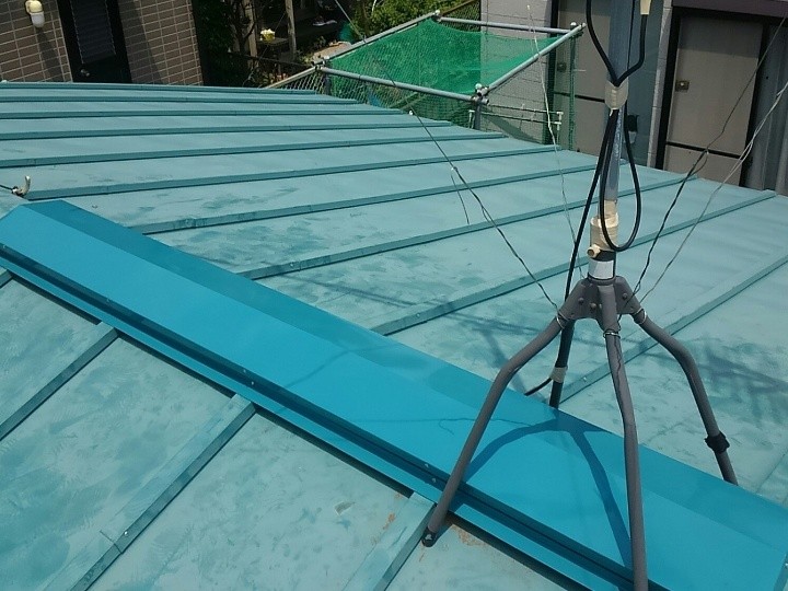 瓦棒葺き屋根へ換気棟「ニューテッペン」設置した棟板金交換工事を行い雨漏りと屋根裏カビ対策