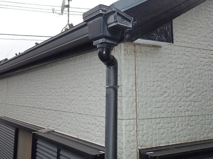 風害で破損した雨樋（竪樋）にパナソニック竪樋Φ60を用いた部分交換工事を行い機能復旧
