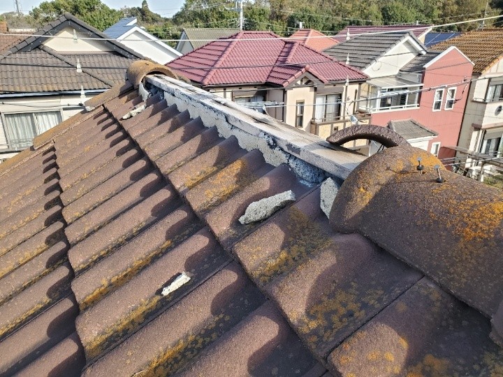 令和元年房総半島台風の被害で棟瓦が落下した瓦屋根