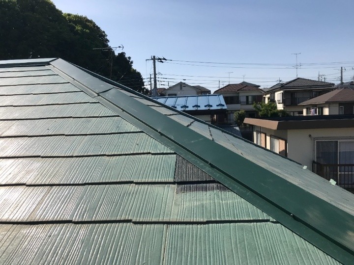 スレート屋根の欠損補修工事と棟板金部分交換工事を併せて施工してメンテナンスしたお住まい