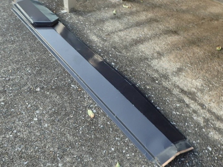 落下した棟板金の状態を確認