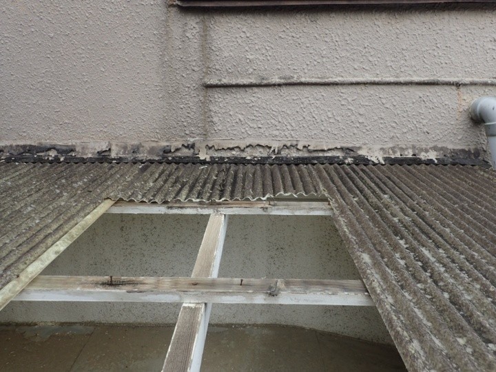 剥がれた波板と露出した下地