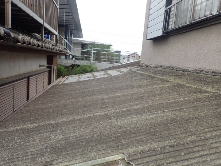 劣化が進んだ既存FRP波板の状態