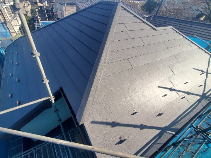 築27年スレート屋根にアイジー工業のスーパーガルテクトを使った屋根カバー工事を施工