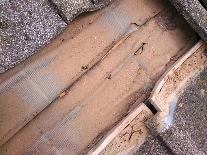 瓦下の防水紙の破れ