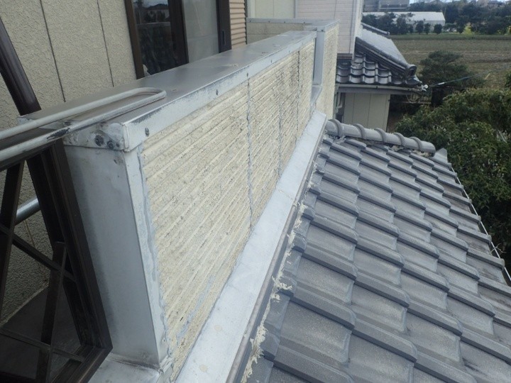 外壁張替え工事と笠木板金交換工事を併せて施工する前のお住まい